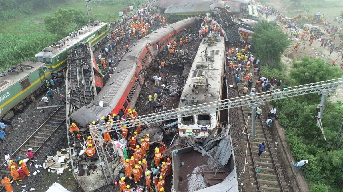 Tragedia en India: un choque múltiple de trenes deja ya 261 muertos y más de 900 heridos