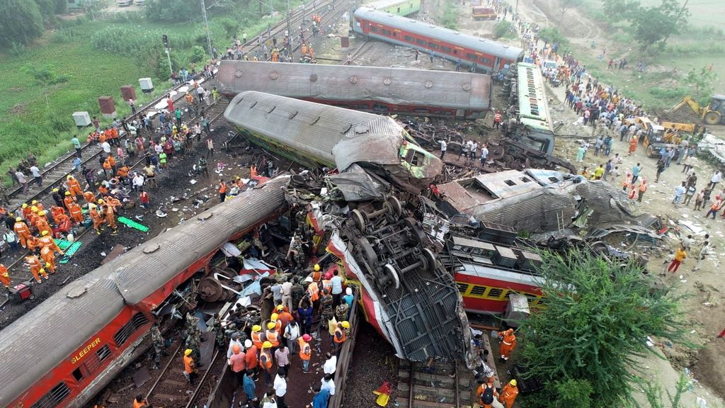 Vista aérea del accidente de tren en India y labores de rescate