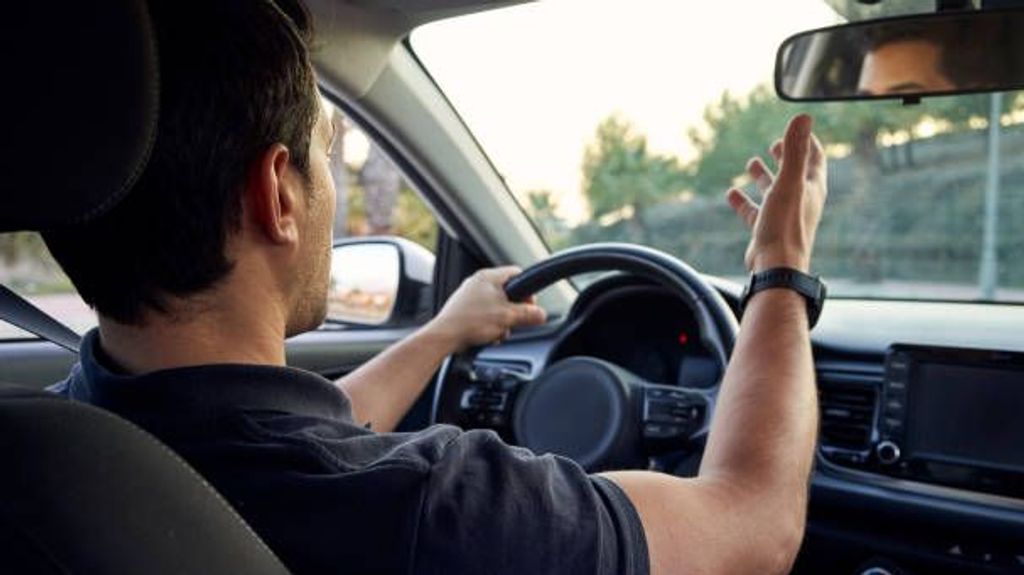El gesto que todo conductor suele hacer al volante pero está totalmente prohibido