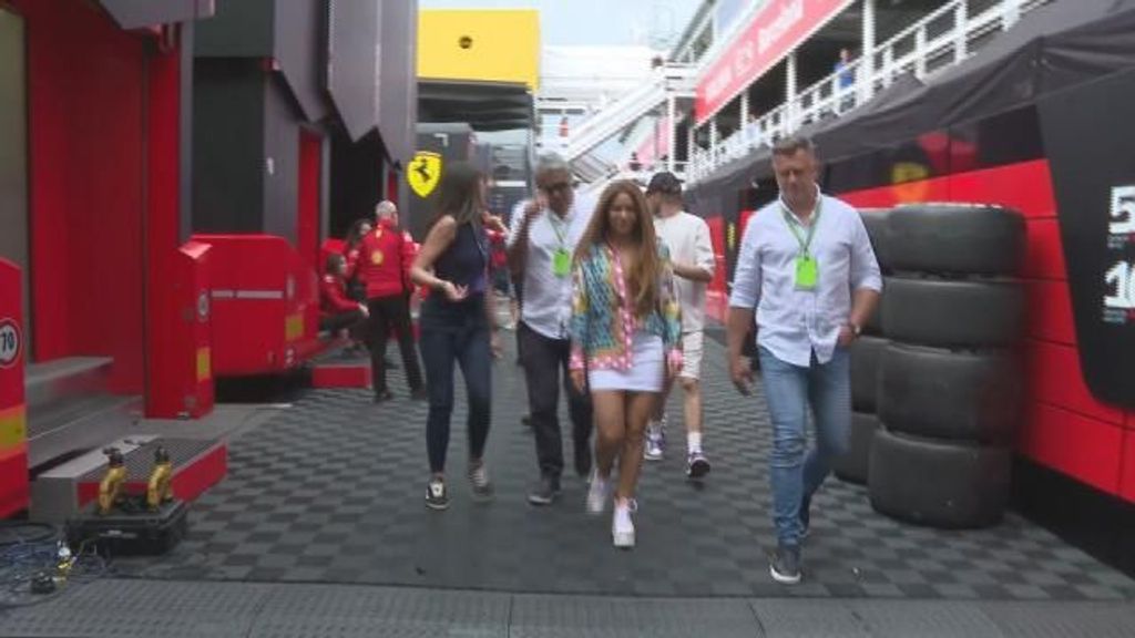 Hamilton invita a Shakira y Rosalía al garaje de Mercedes: la colombiana regresa a Barcelona después de su ruptura con Piqué