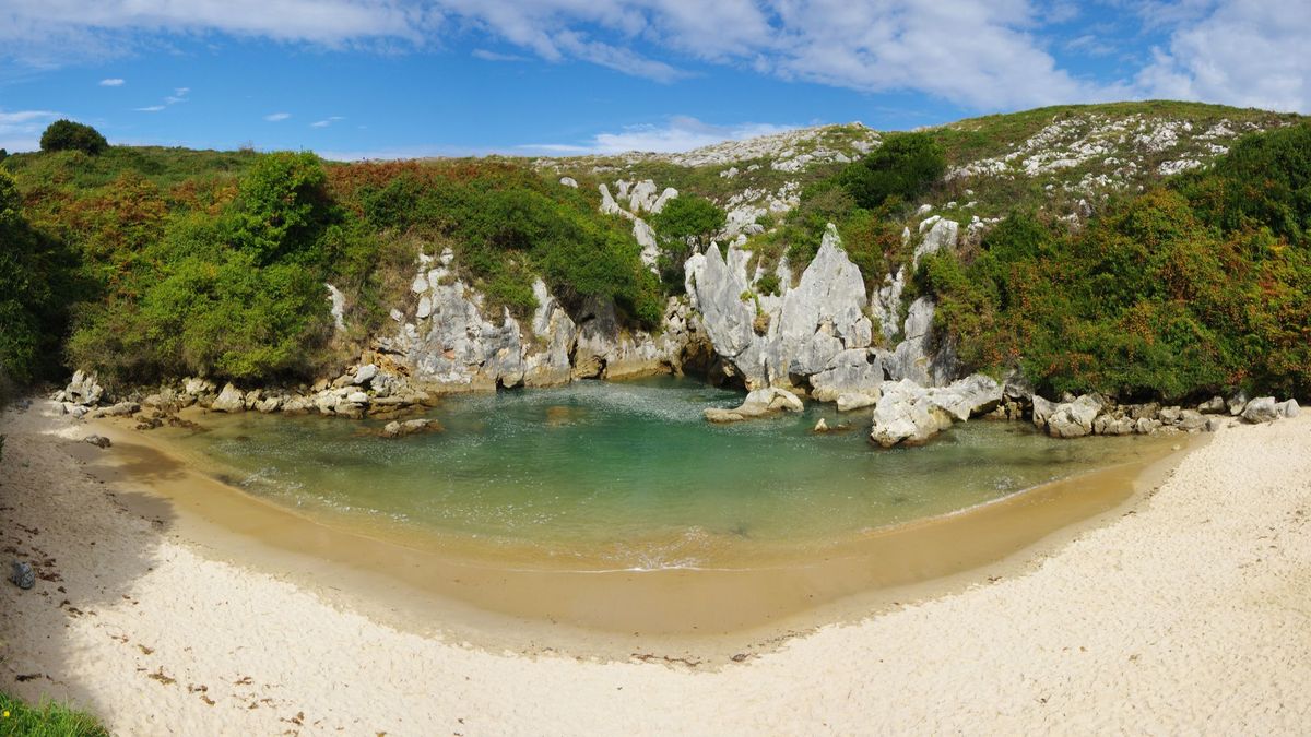 Playa de Gulpiyuri, cerca de donde ha sido hallado un hombre sin vida