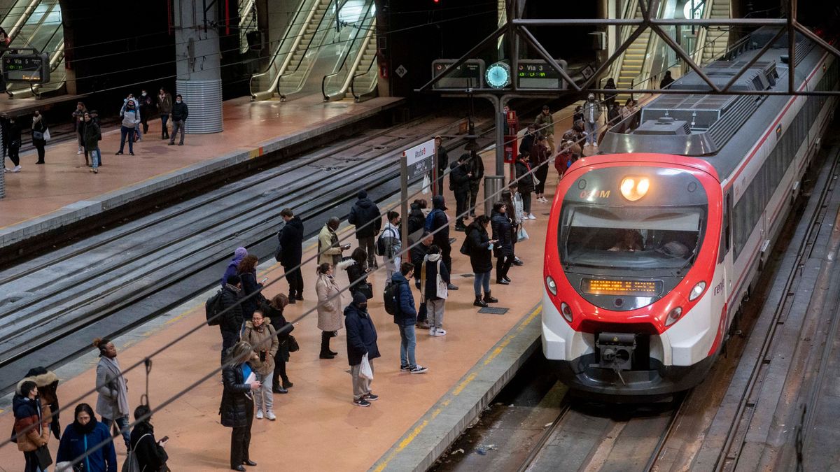 Varias personas esperan en el andén de Cercanías, en la estación Puerta de Atocha-Almudena Grandes