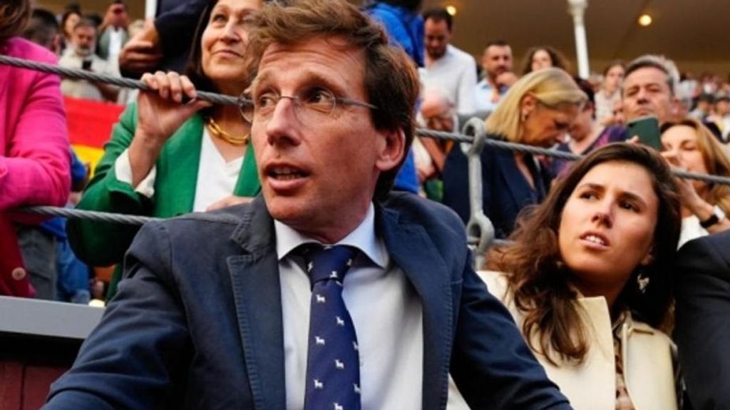 Almeida con su acompañante en los toros, Teresa Urquijo