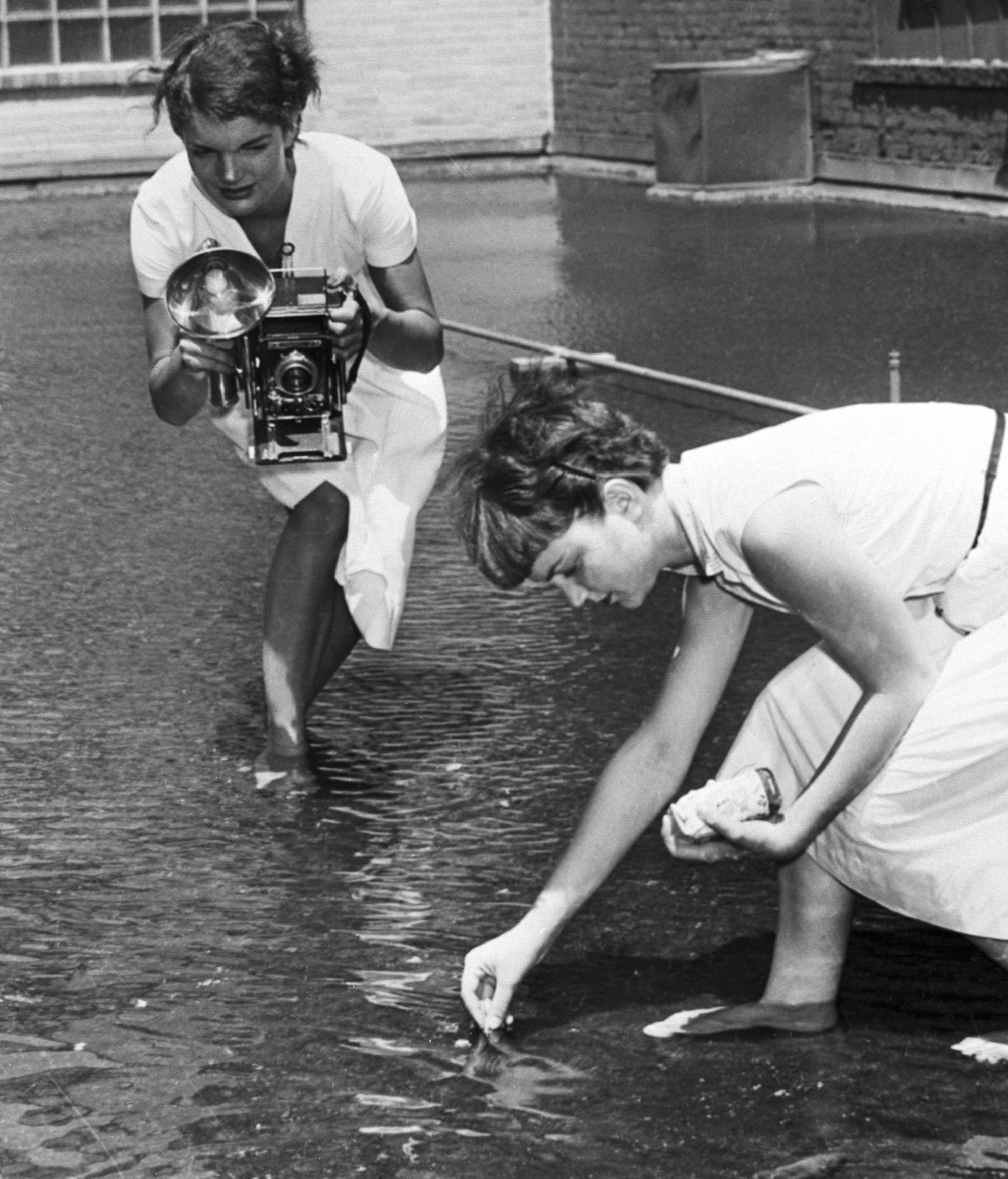 Camera Girl. Jacqueline Bouvier llegó a tener una foto columna  diaria en The Washington Times-Herald.