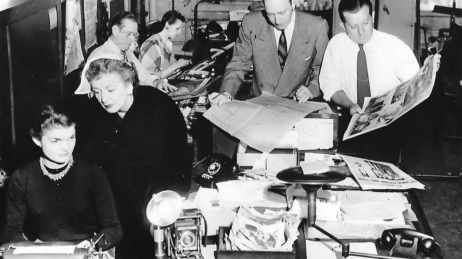 Chica trabajadora. El padre de Jacky le consiguió su primer empleo: contestaba cartas y servía cafés.