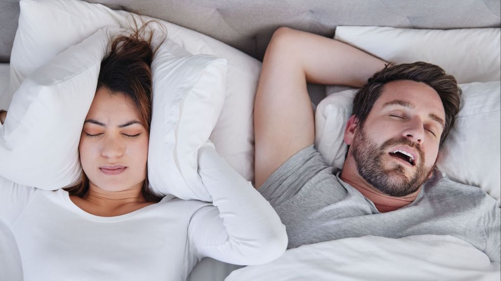 Dormir separados, el consejo de un experto en sueño contra los ronquidos: "Puede ser el comienzo de una nueva relación"