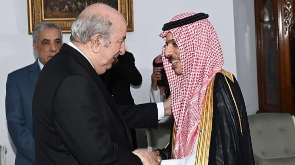 El presidente argelino, Abdelmadjid Tebboune, recibe al ministro de Relaciones Exteriores de Arabia Saudita, Faisal bin Farhan Al Saud, en el Palacio Muradiye en Argel el 9 de mayo