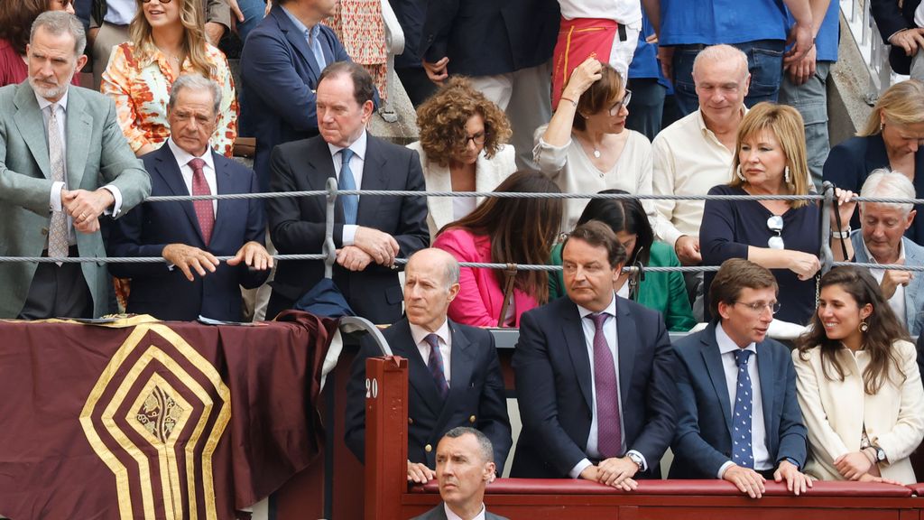 El rey Felipe VI (izquierda) presidió la corrida en las Ventas a la que asistiéron Almeida y Teresa Urquijo (derecha)