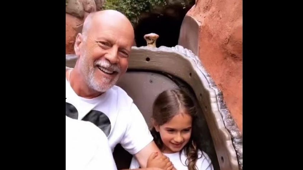 La sonrisa de Bruce Willis junto a su hija en una atracción: la tierna imagen del actor se vuelve viral