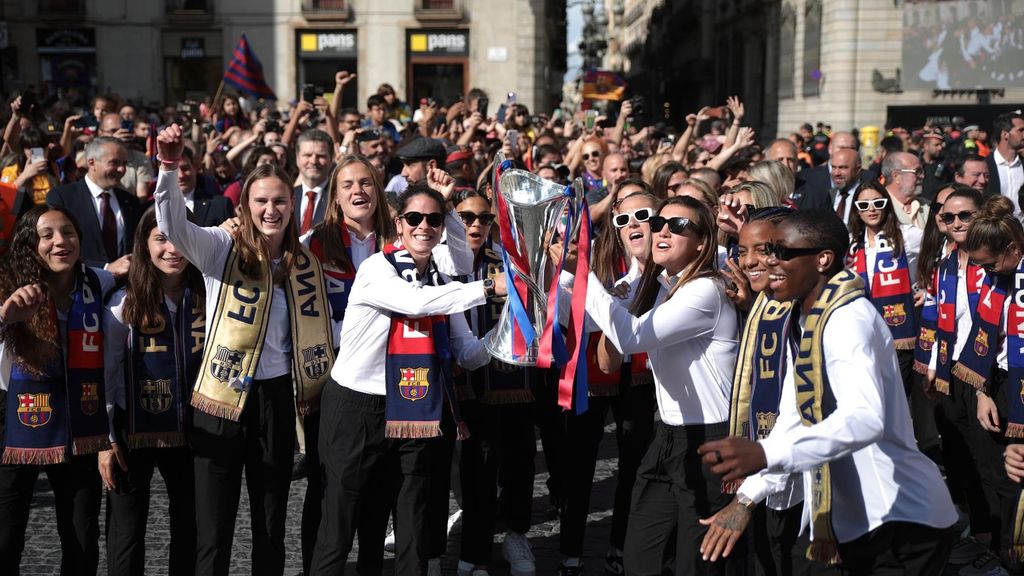 Las jugadoras llegando a la plaza Sant Jaume para la celebración