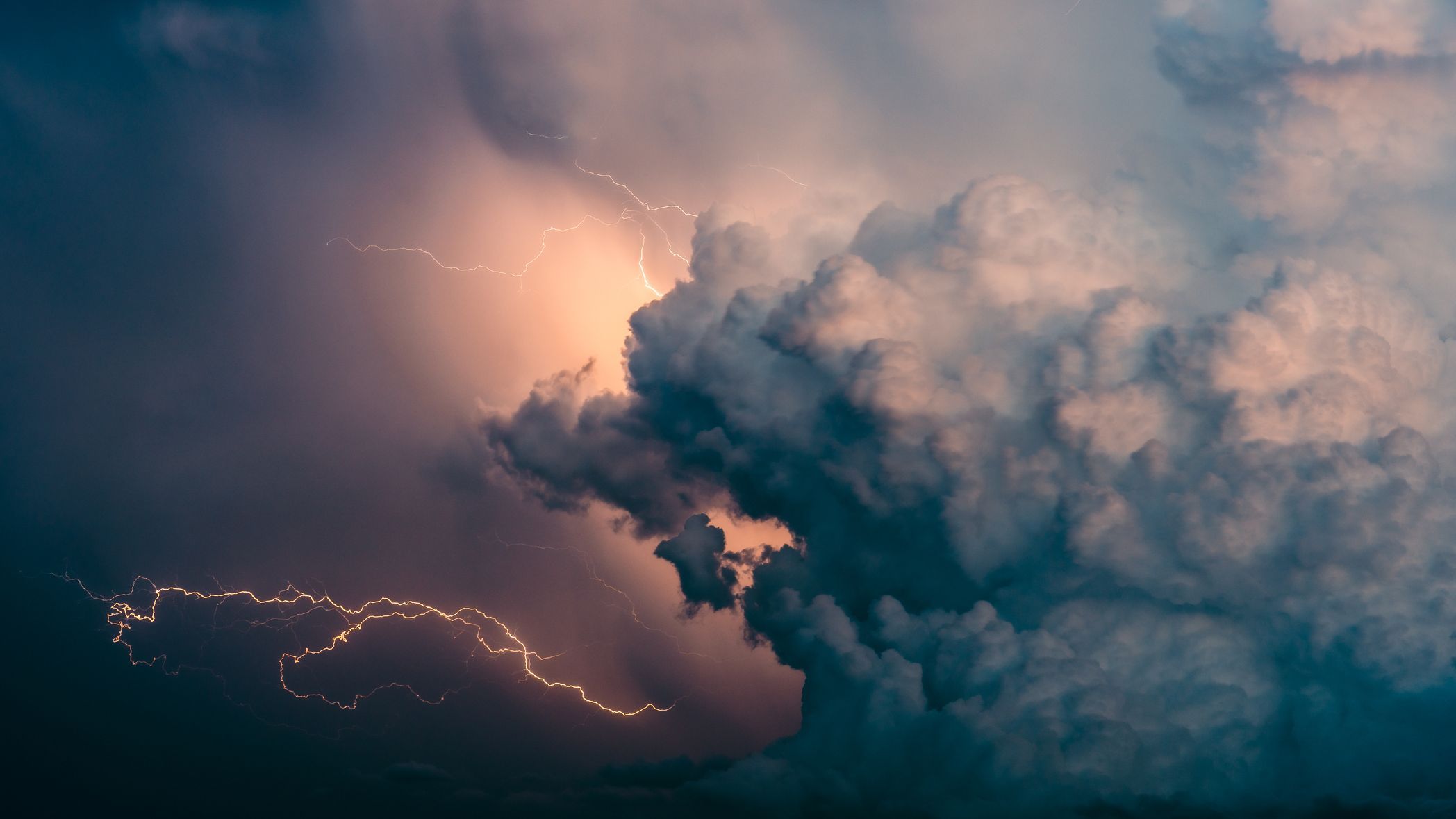 Nube de tormenta cumulonimbo