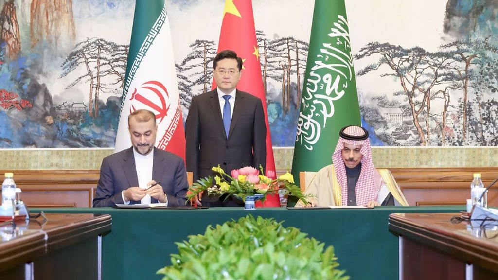 Qin Gang, Faisal bin Farhan al Saud y Hosein Amirabdollahian en Pekín