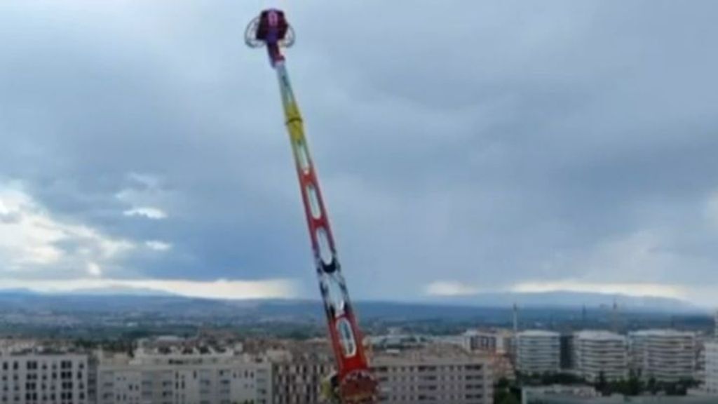 Vertiginoso rescate en Granada: un trabajador quedó atrapado en lo alto de una atracción gigante de la feria