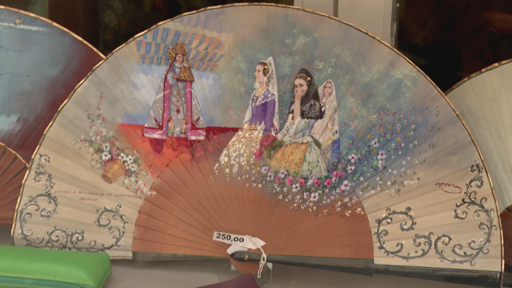 Carbonell, el pequeño taller valenciano que elabora a mano los abanicos artesanales para los desfiles de Dior