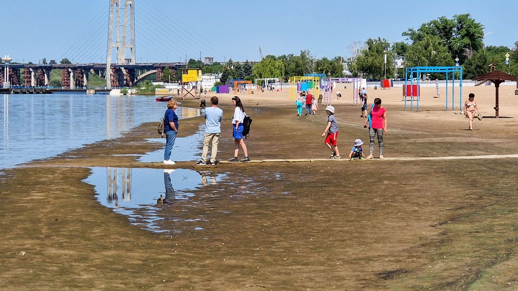 Descenso del nivel del agua en el río Dniéper en Zaporiyia
