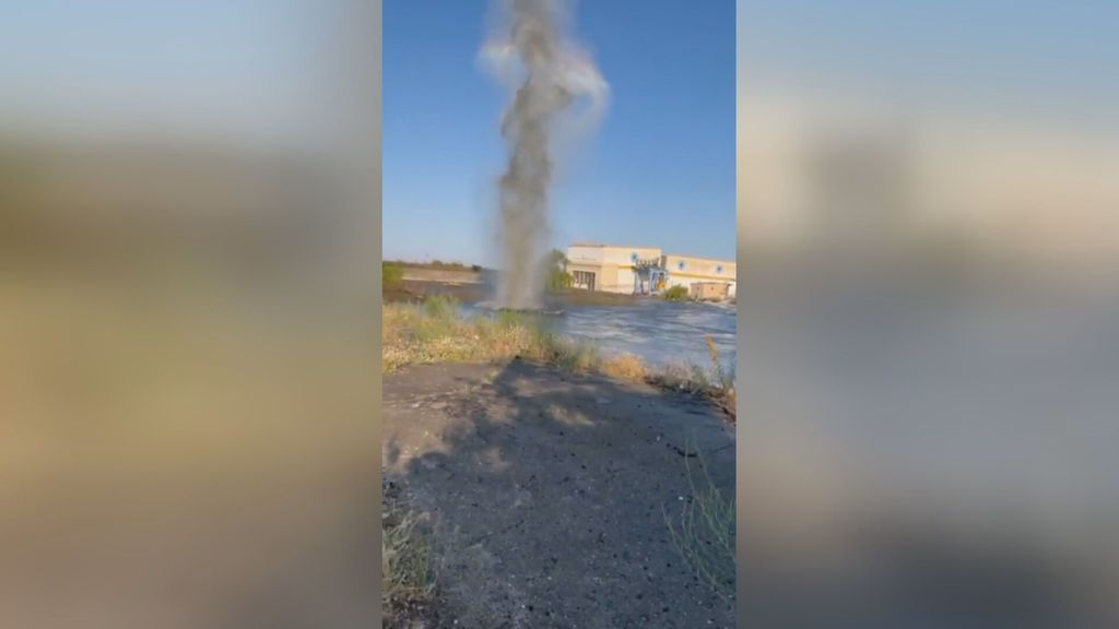 Explosión de minas en Ucrania tras ser alcanzadas por el agua de la destruida presa de Kajovka