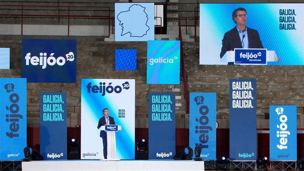 Feijóo en un mitin de las elecciones gallegas de 2020 en las que las siglas del PP desaparecieron