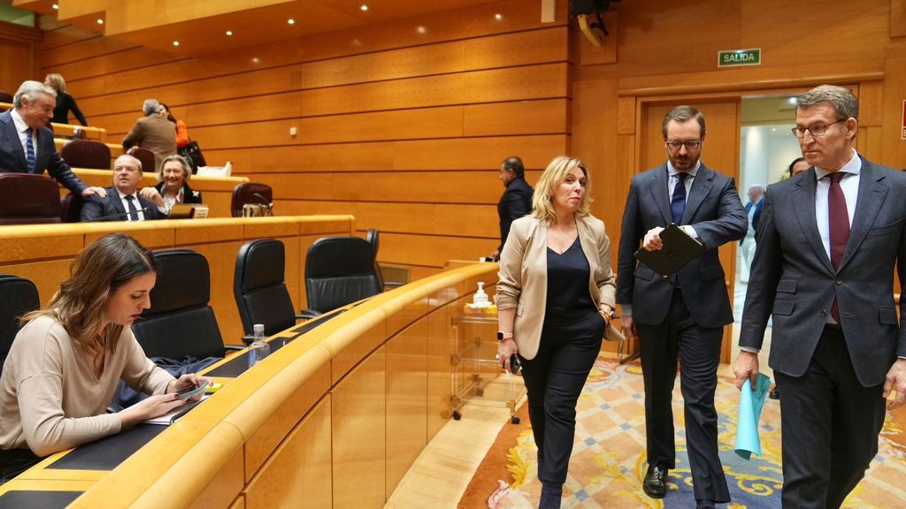 Feijóo pasa junto a la ministra Irene Montero en el Senado