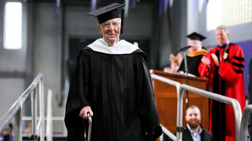 Fred Taylor se gradúa a los 101 años