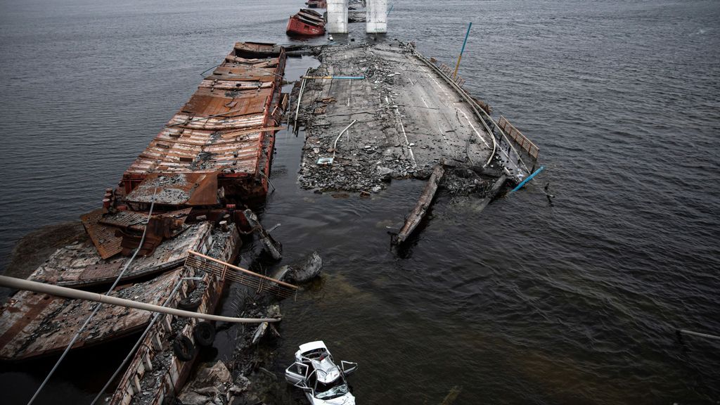 Imagen de archivo de un puente destruido en el río Dniéper