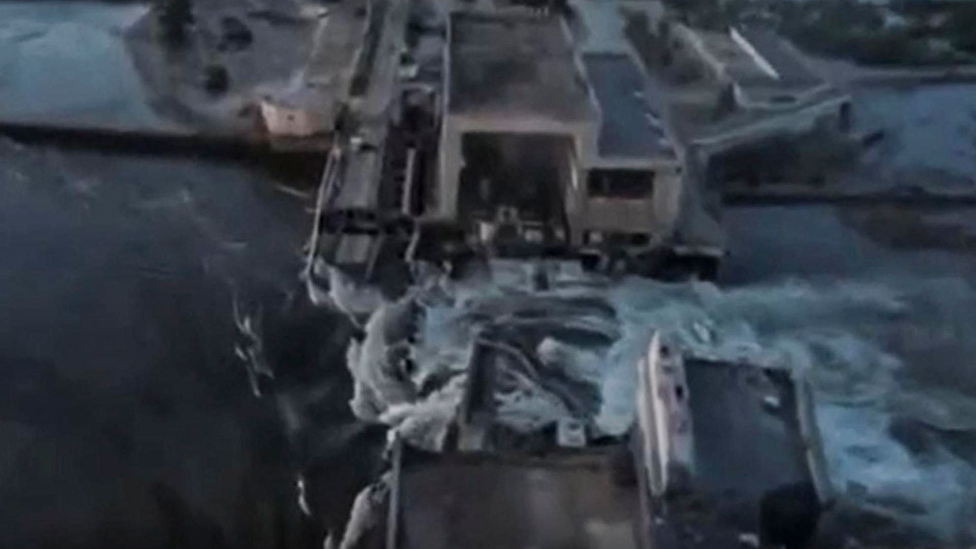 La presa de Nova Katkova, en Jersón, Ucrania, salta por los aires