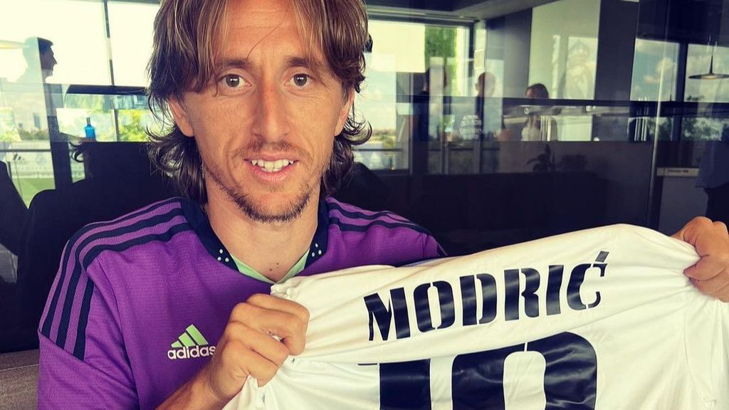 Luka Modric posando con la camiseta objeto del sorteo