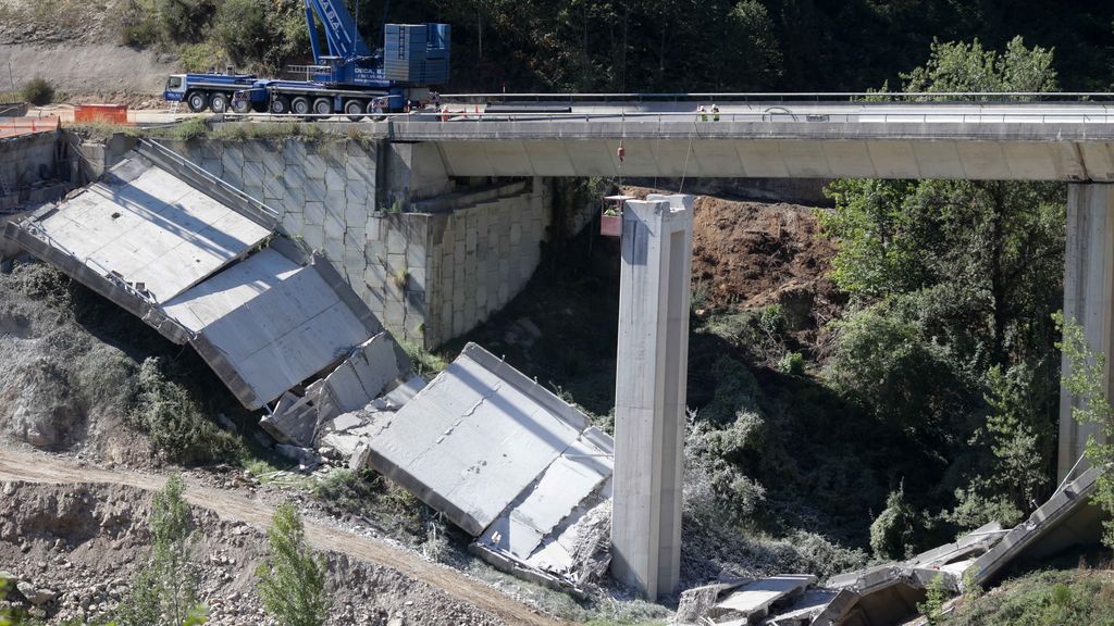 Viaducto de O Castro derrumbado en el kilómetro 430 de la A-6