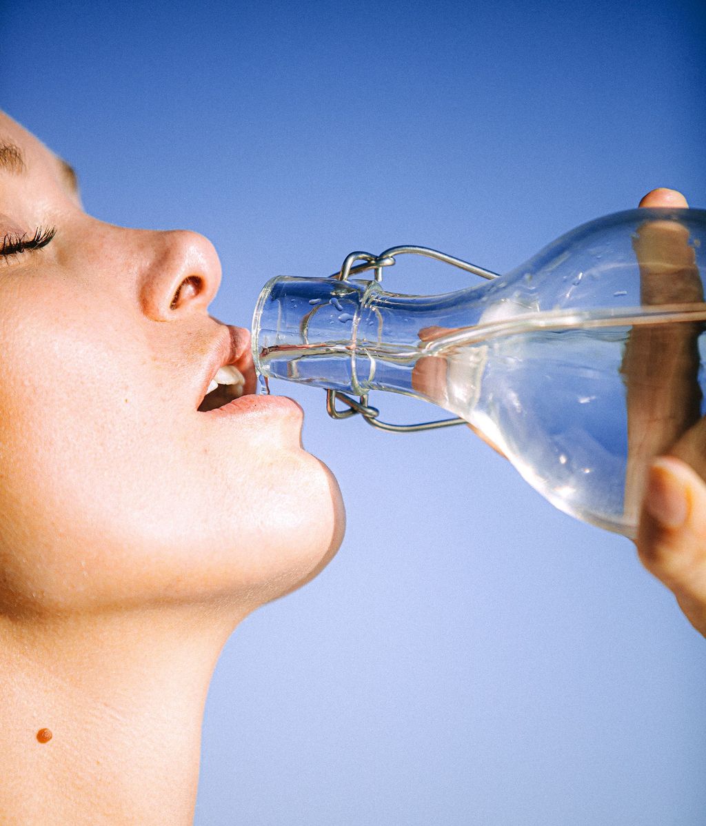 Activa tu metabolismo bebeiendo agua fría. FUENTE: Pexels