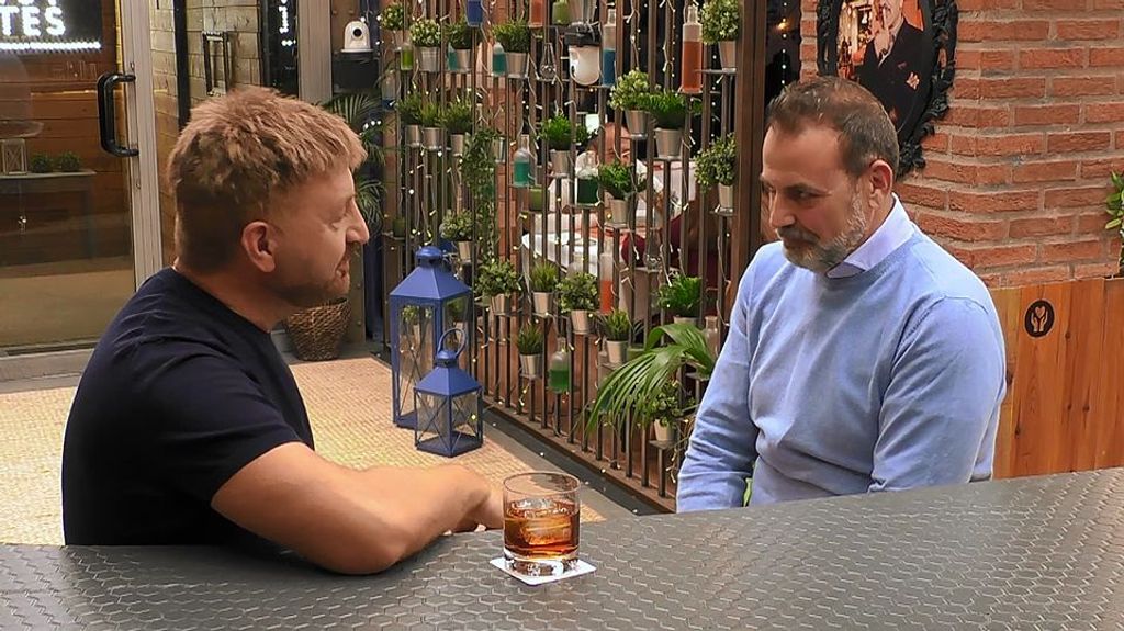 Álex y Álvaro durante su cita en 'First Dates'