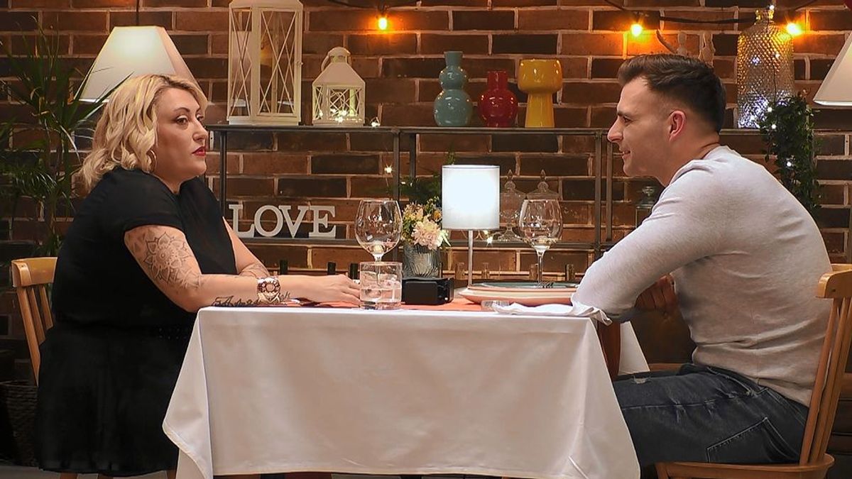 Diego no sabe si todo lo que tiene su cena en ‘First Dates’ se come: “Es lo que te dan los gitanos para quitarte el mal de ojo”