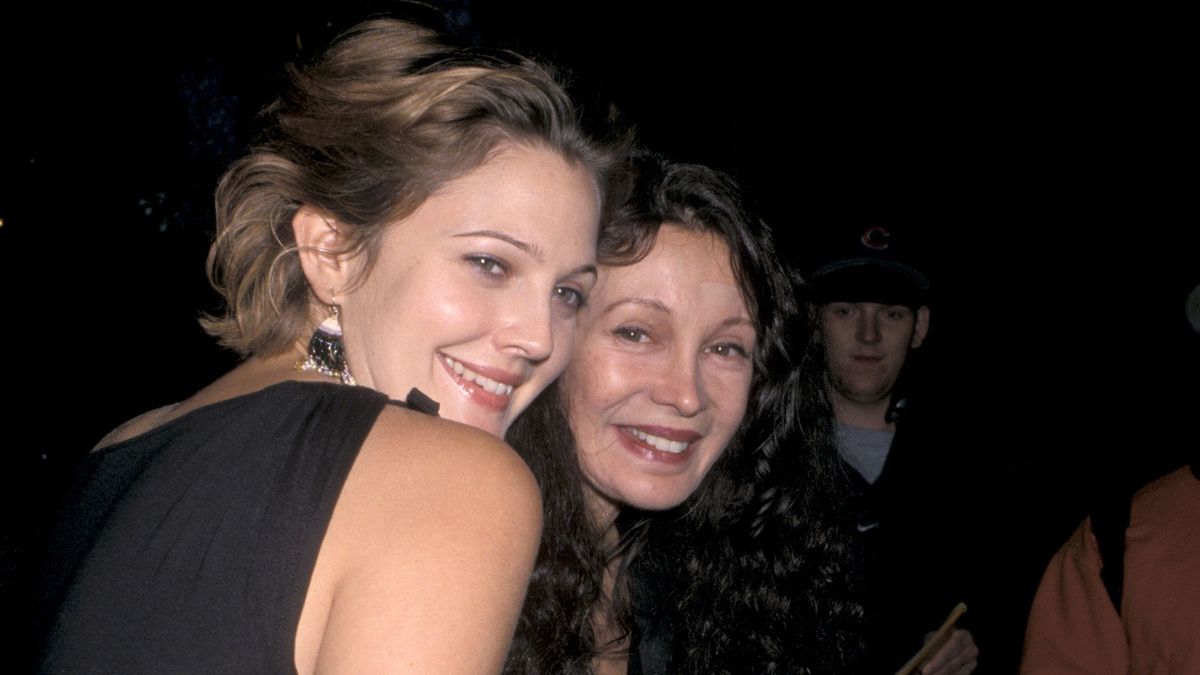 Drew Barrymore y su madre en 2001