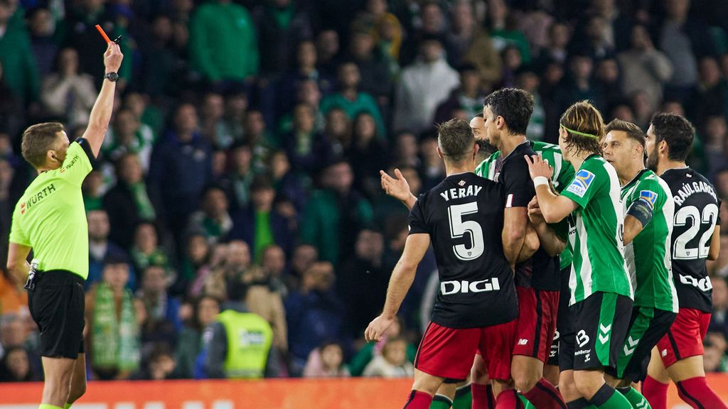 El árbitro saca tarjeta roja a Luiz Felipe, del Betis