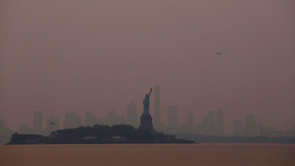 El humo de los incendios de Canadá oscurece Nueva York