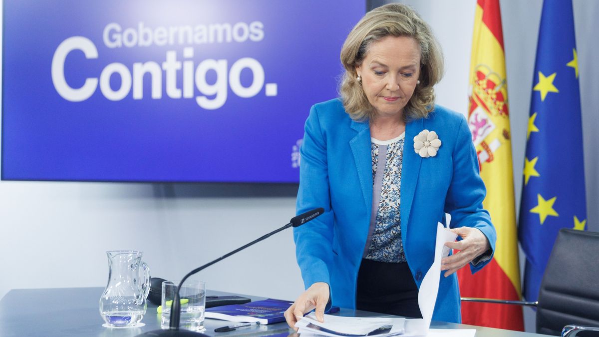 La vicepresidenta primera y ministra de Asuntos Económicos y Transformación Digital, Nadia Calviño, a su salida de una rueda de prensa posterior a la reunión del Consejo de Ministros, en el Palacio de La Moncloa, a 6 de junio de 2023, en Madrid (España).