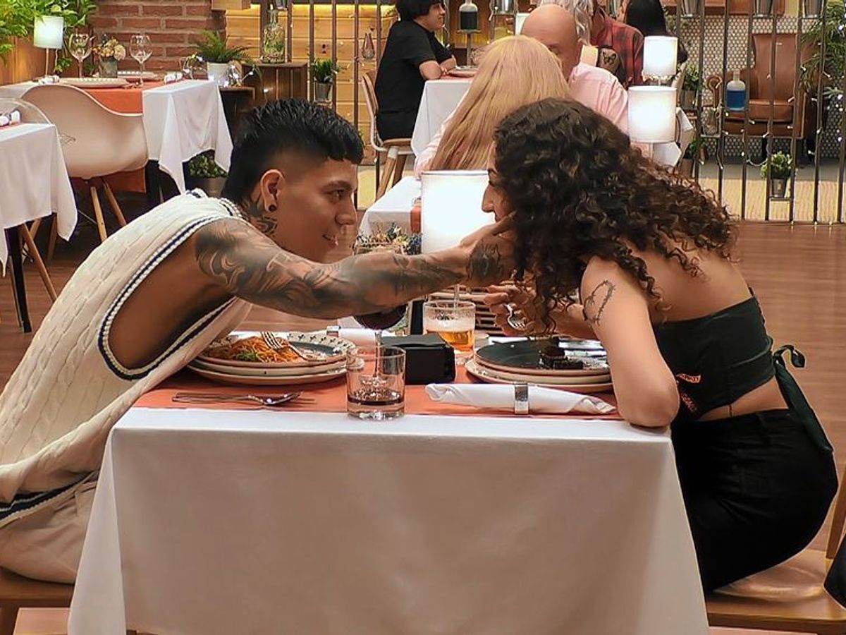 El gesto atrevido de Melba ante el tatuaje prohibido de su cita en ‘First  Dates’: “Bon appéttit no me gusta en la ingle”