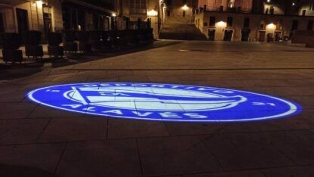 Vitoria-Gasteiz se ilumina de azul y blanco en apoyo al intento de ascenso a Primera del Deportivo Alavés