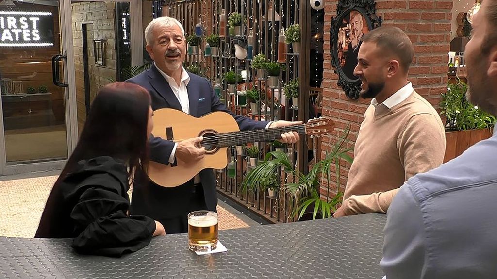 Carlos Sobera se pone flamenco en ‘First Dates’ y se atreve por bulerías: “Esto no es lo mío”