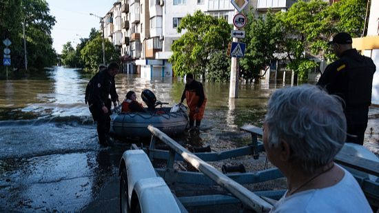 Zelensky visits the flooded space of ​​Kherson because the EU mobilizes humanitarian assist