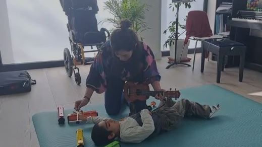 Iri , madre de Markel con parálisis cerebal, realizando unos ejercicicos