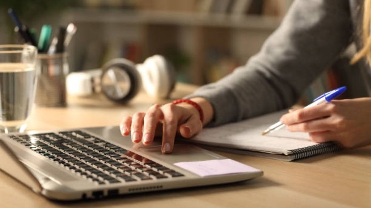Joven estudia para los exámenes. Joven estudia para los exámenes.