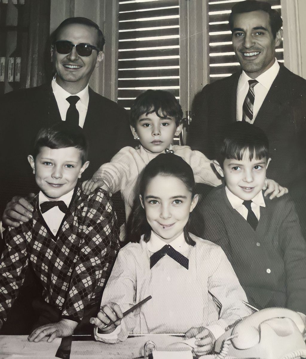 Máximo Baratas, izda, y Antonio Areta, dcha, con los niños José Juan Baratas primero por la izda, José Ramón Areta, primero por la dcha y los hijos de José Torregrosa