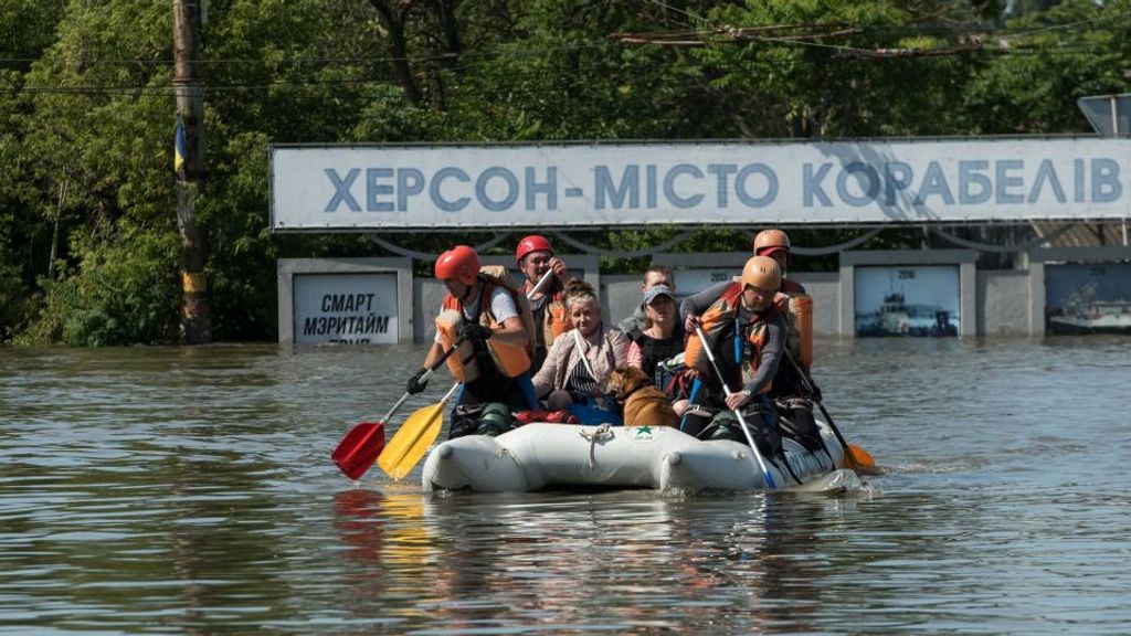 Los habitantes de Jersón, evacuados tras el sabotaje a la presa Nueva Kajovka, bajo las bombas rusas