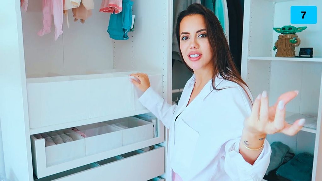 Laura Casabela enseña la habitación con vestidor que compartirán sus hijos (2/2)