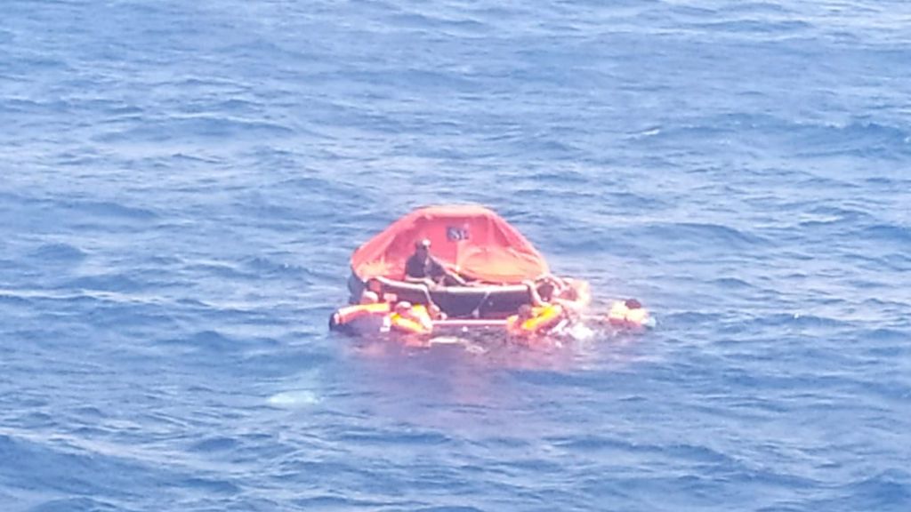 Los cuatro pasajeros de un yate en llamas rescatados por el ferry Formentera-Denia