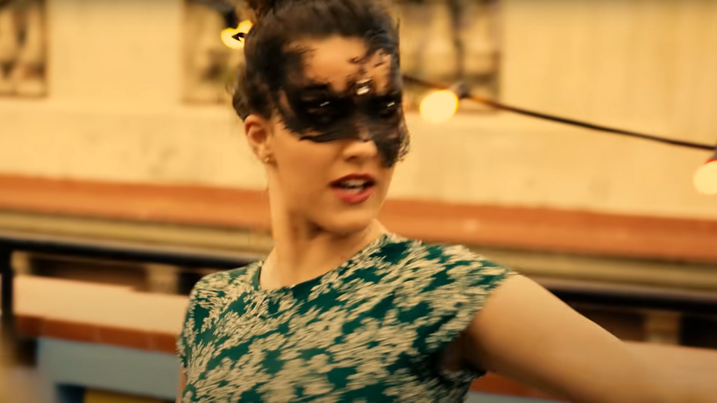 Sara Donés, en el videoclip de 'Eso que tú me das'