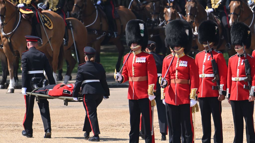 Tres militares británicos se desmayan por el calor sofocante durante una revista ante el príncipe Guillermo
