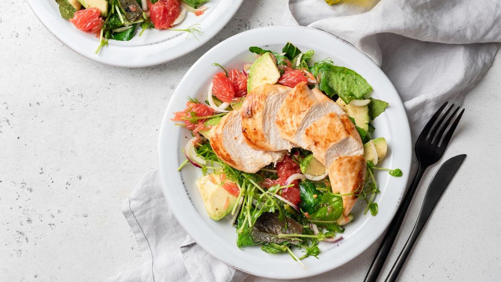 Un plato elaborado con pollo y ensalada