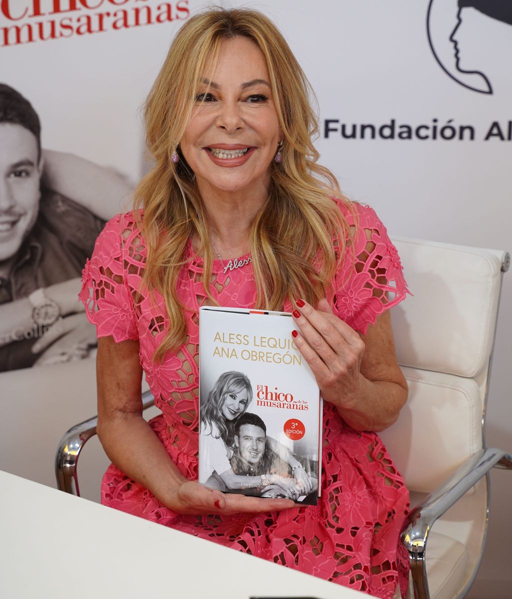 Ana Obregón muestra un ejemplar de 'El Chico de las Musarañas' en la Feria del Libro de Madrid