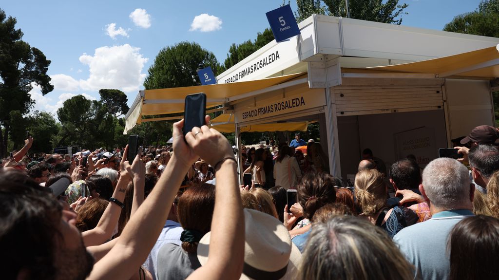 Ana Obregón se ha dado un baño de masas en la Feria del Libro de Madrid