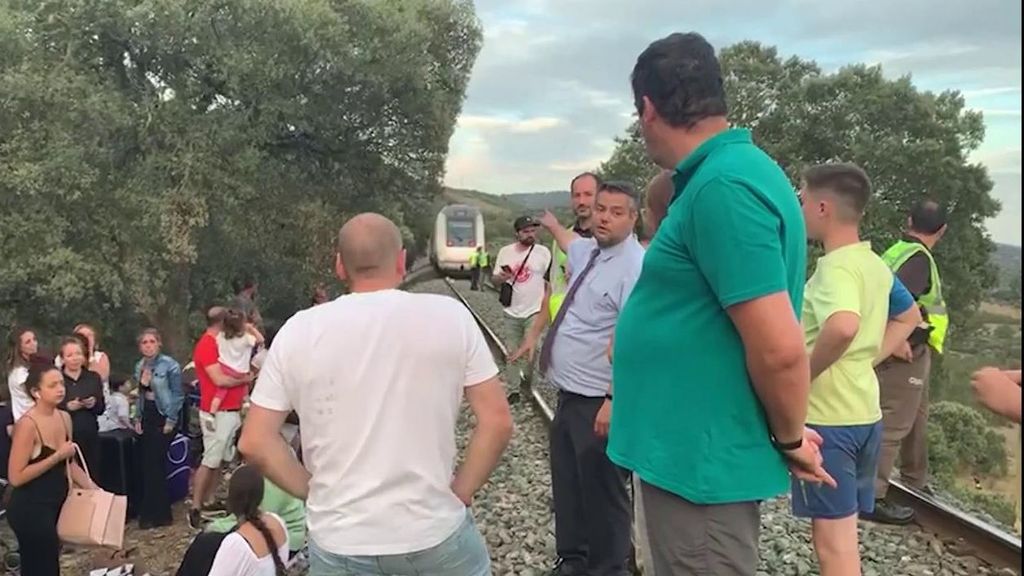 Arde el vagón de un tren en Sevilla: 170 pasajeros, entre ellos 144 niños, tuvieron que ser evacuados